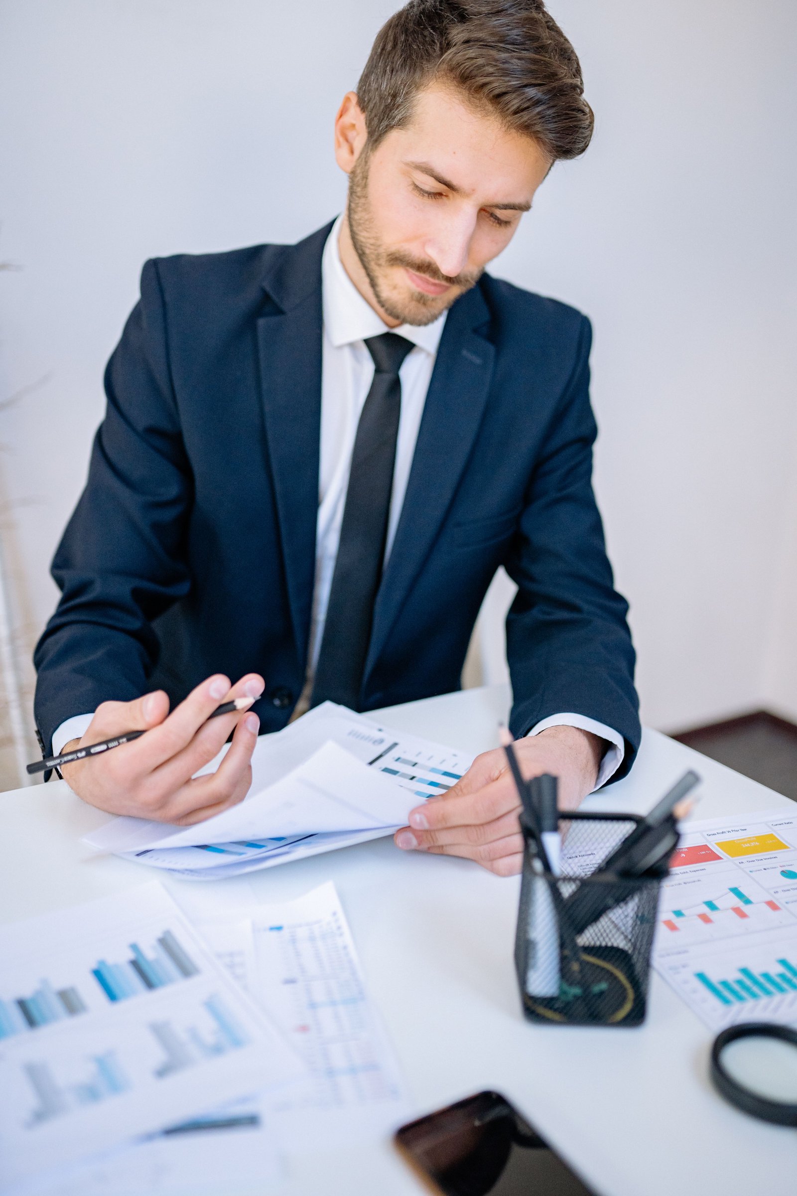 Conseiller fiscal en pleine séance d'optimisation stratégique
