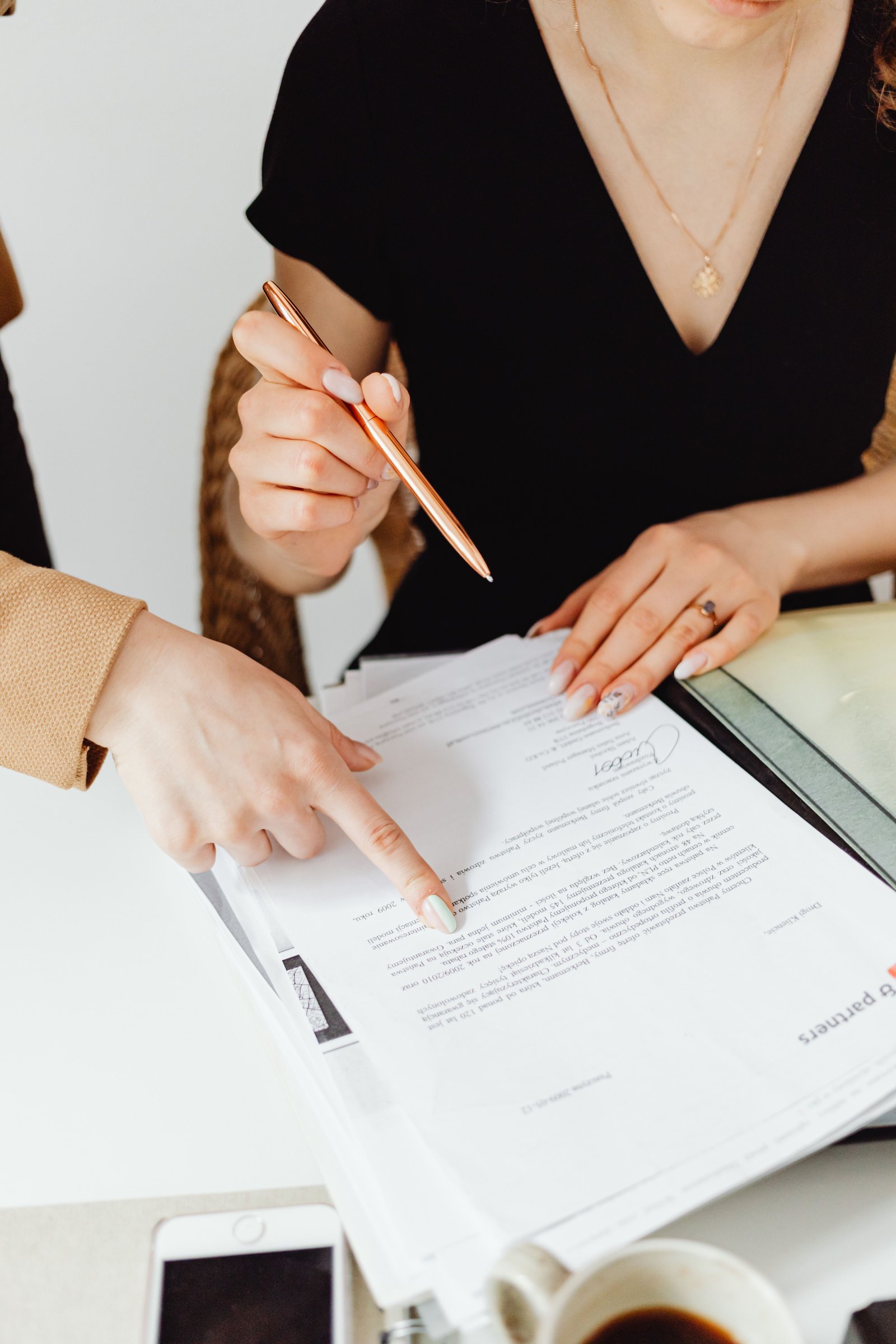 Responsable RH en réunion moderne signant un contrat