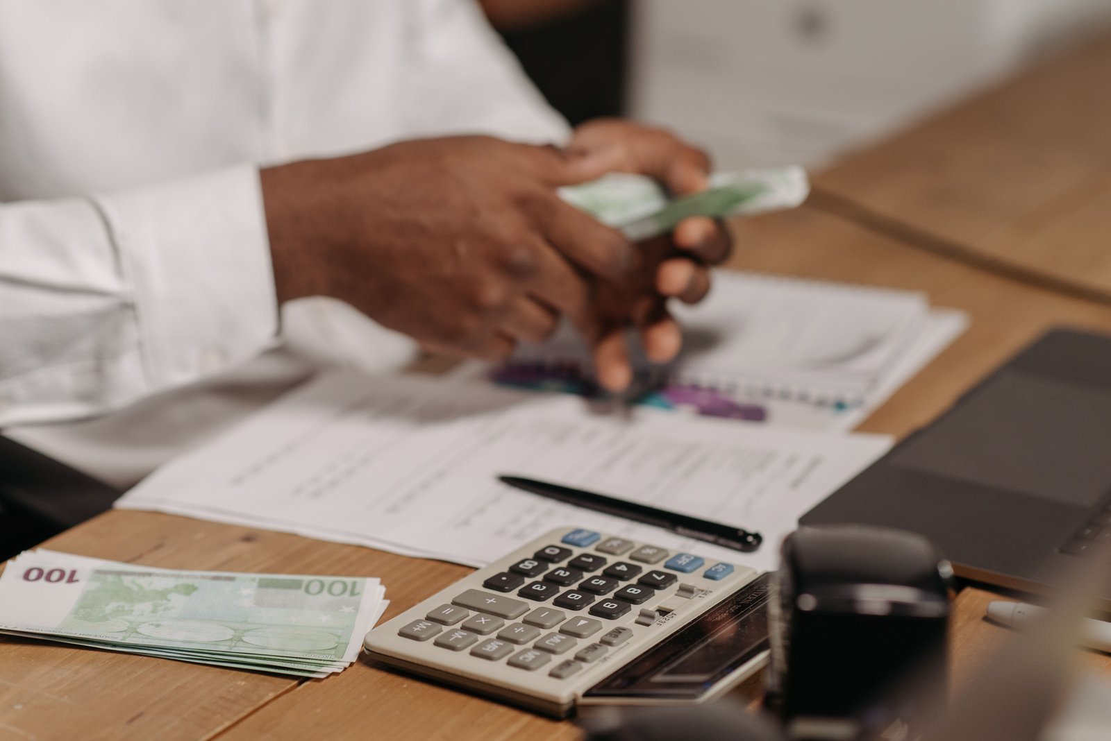 Analyse de tableaux financiers avec un conseiller fiscal haut de gamme